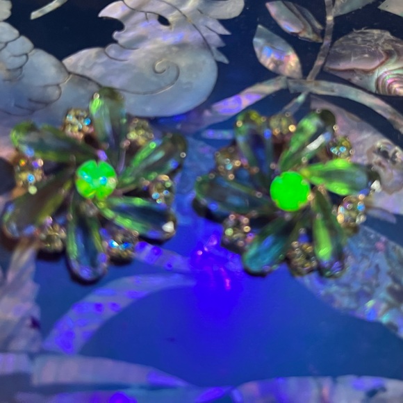 •vintage• uranium glass rhinestone earrings - Picture 8 of 8